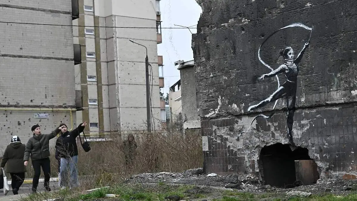 Banksy pinta graffiti en edificio de Ucrania_3