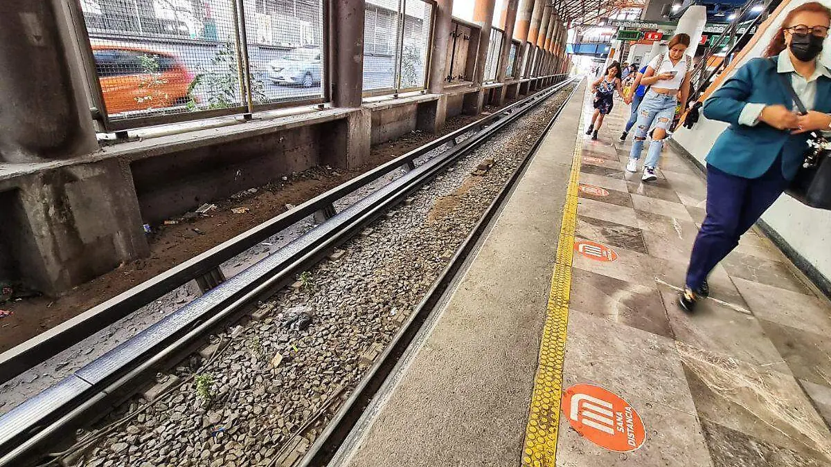 Detienen a dos personas por portación de armas en el Metro