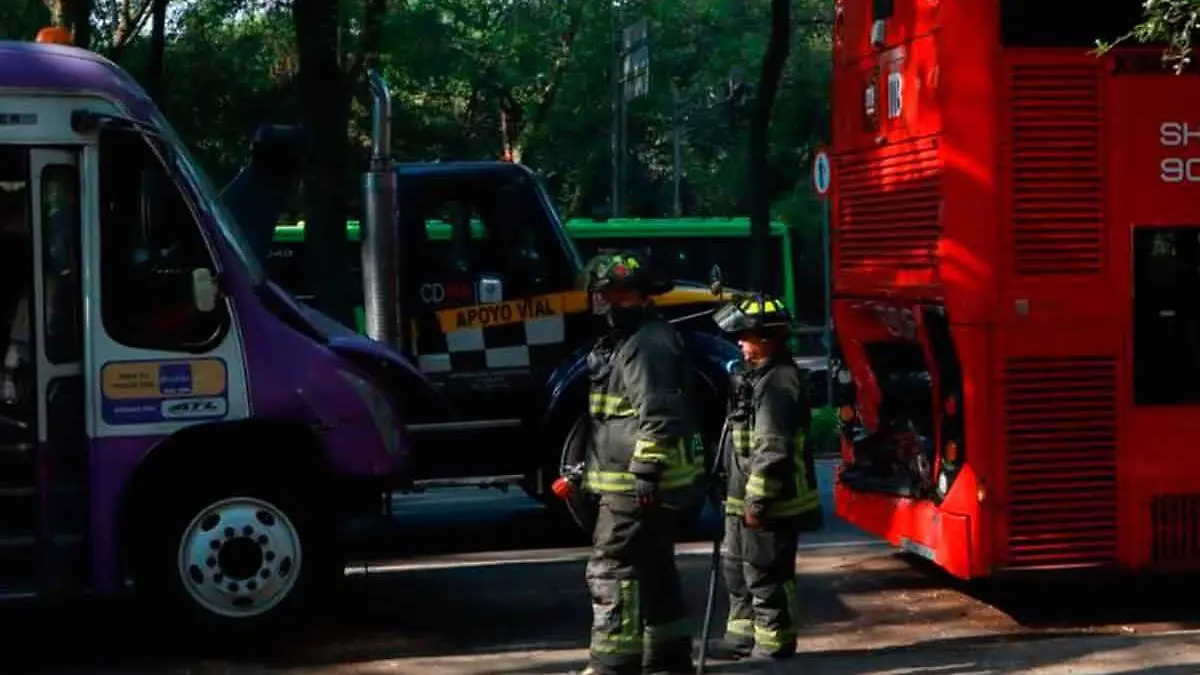 Accidente-de-Metrobus-y-autobus-en-Paseo-de-la-Reforma