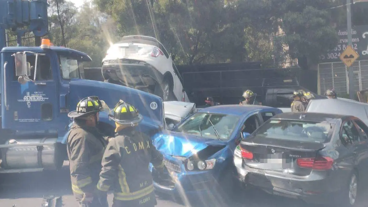 Tráiler sin frenos impacta varios vehículos en alcaldía Álvaro Obregón