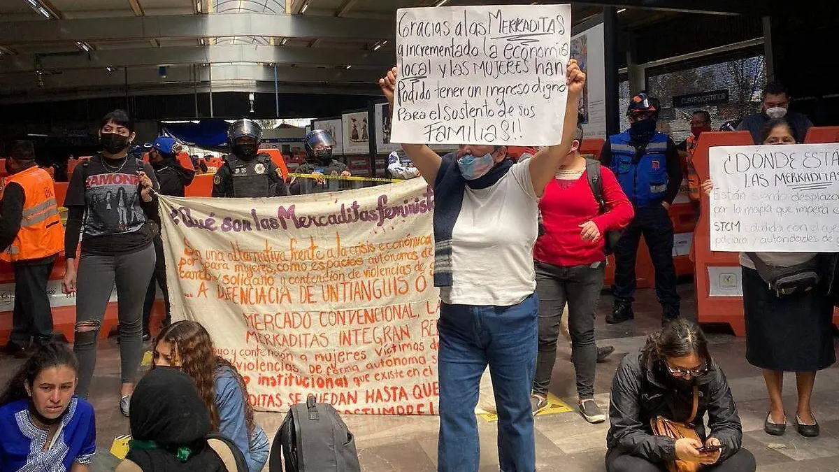 Feministas en CDMX rechazan reubicación piden libre venta en Metro