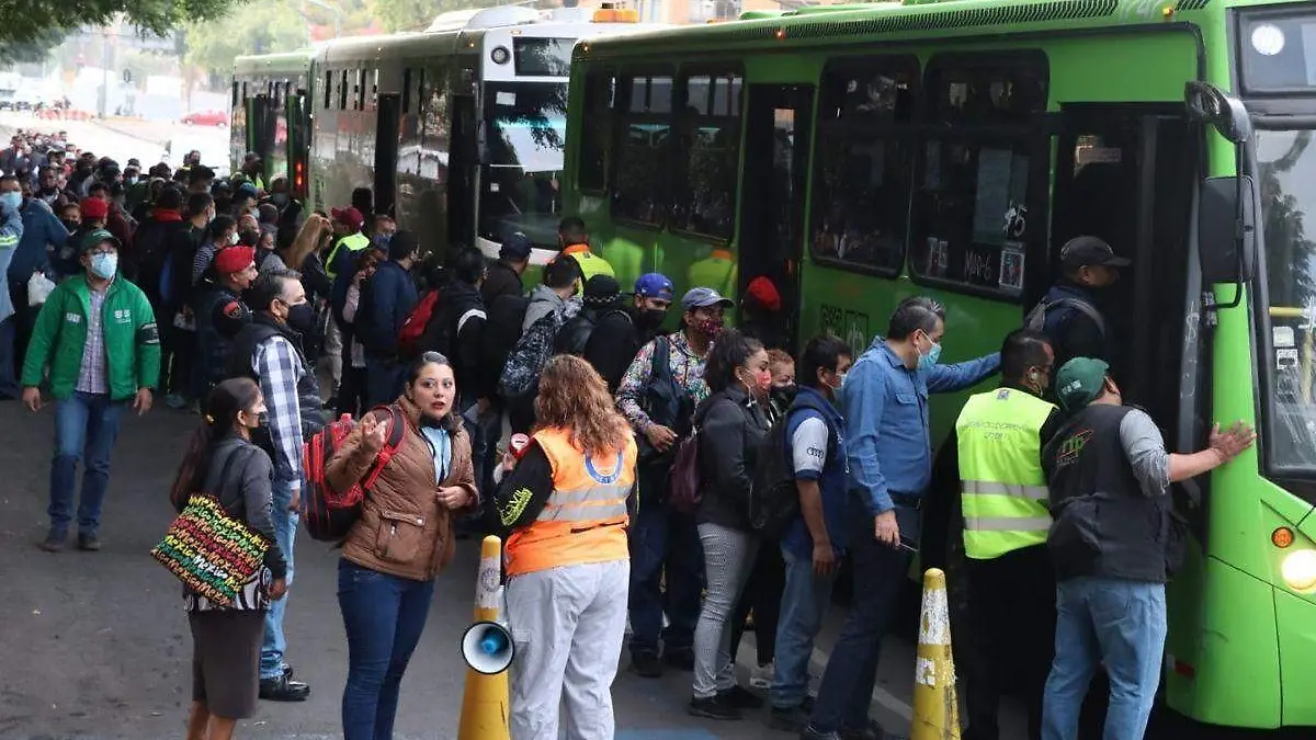 Cierre de tramo en Línea 1 del Metro genera caos para los usuarios en estación Balderas