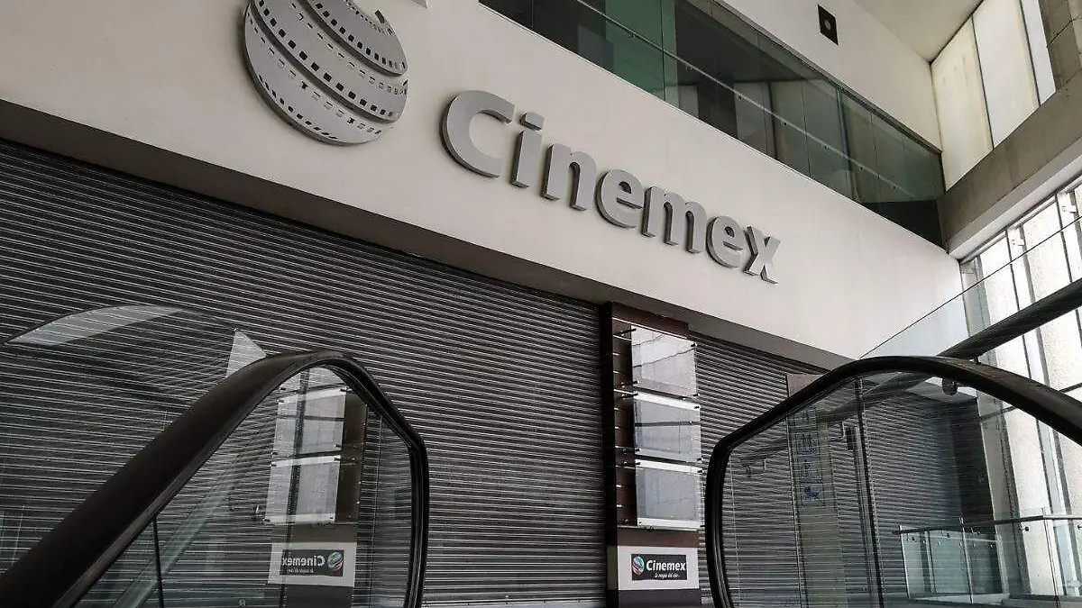 Mujer trans acusa de discriminación en baños de Cinemex