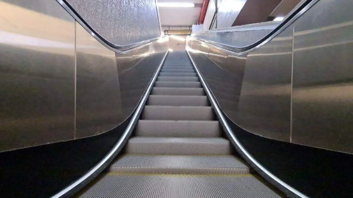 Niña se atora en escalera eléctrica (1)