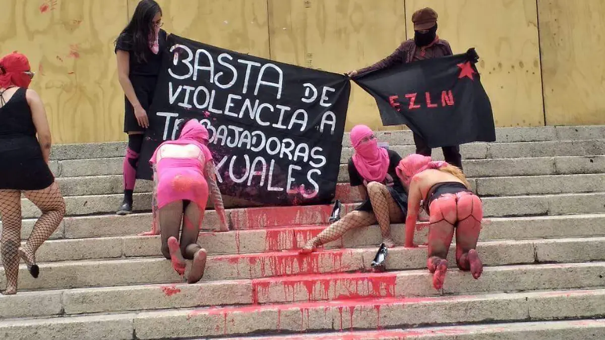 Ángel de la Independencia vuelve a ser pintado por manifestantes