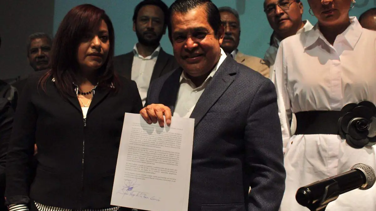 Juan Hugo de la Rosa Alcalde de Neza renuncia al PRD foto especial (1)