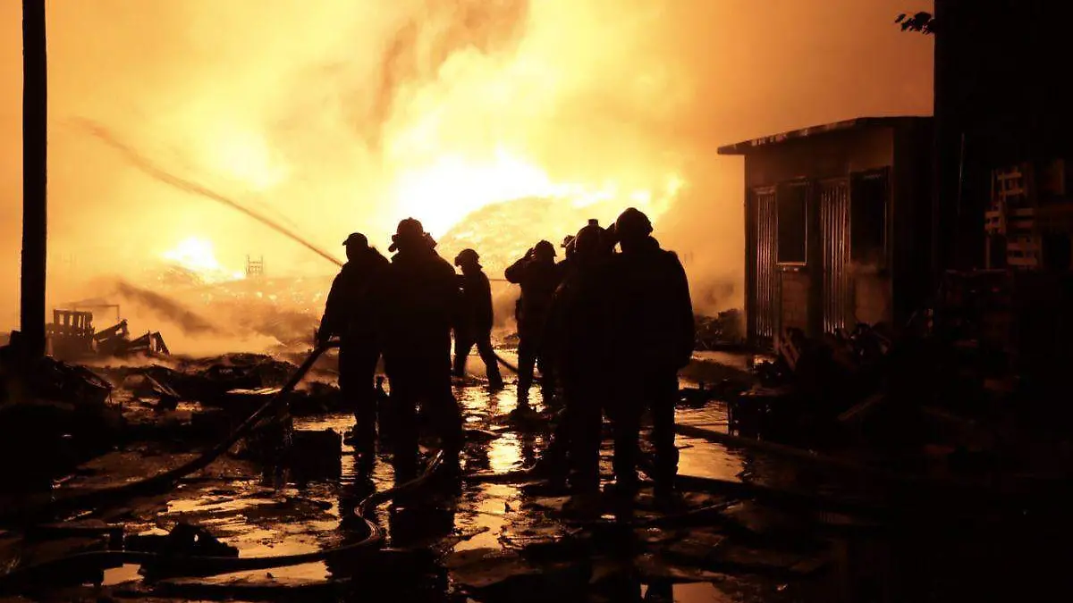 Bomberos combaten incendio en la Central de Abasto