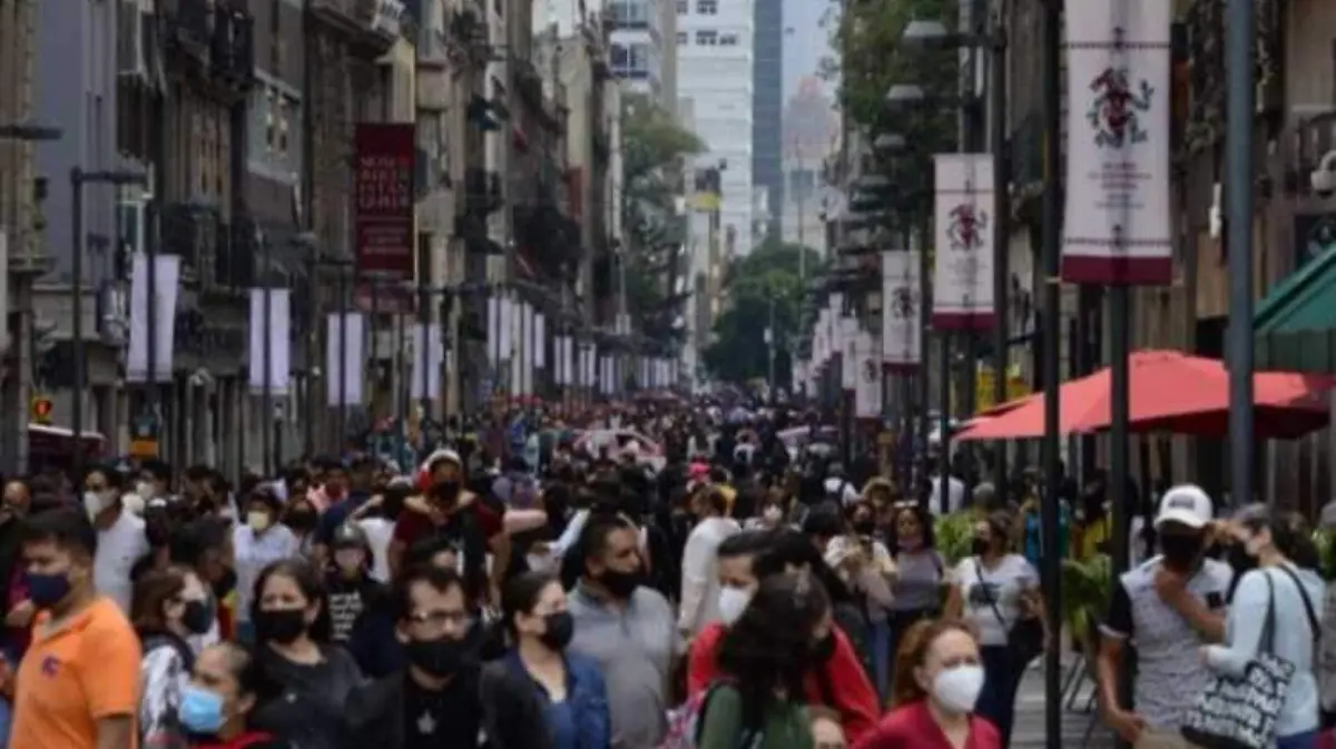Cientos de personas en la CDMX en plena tercera ola de Covid