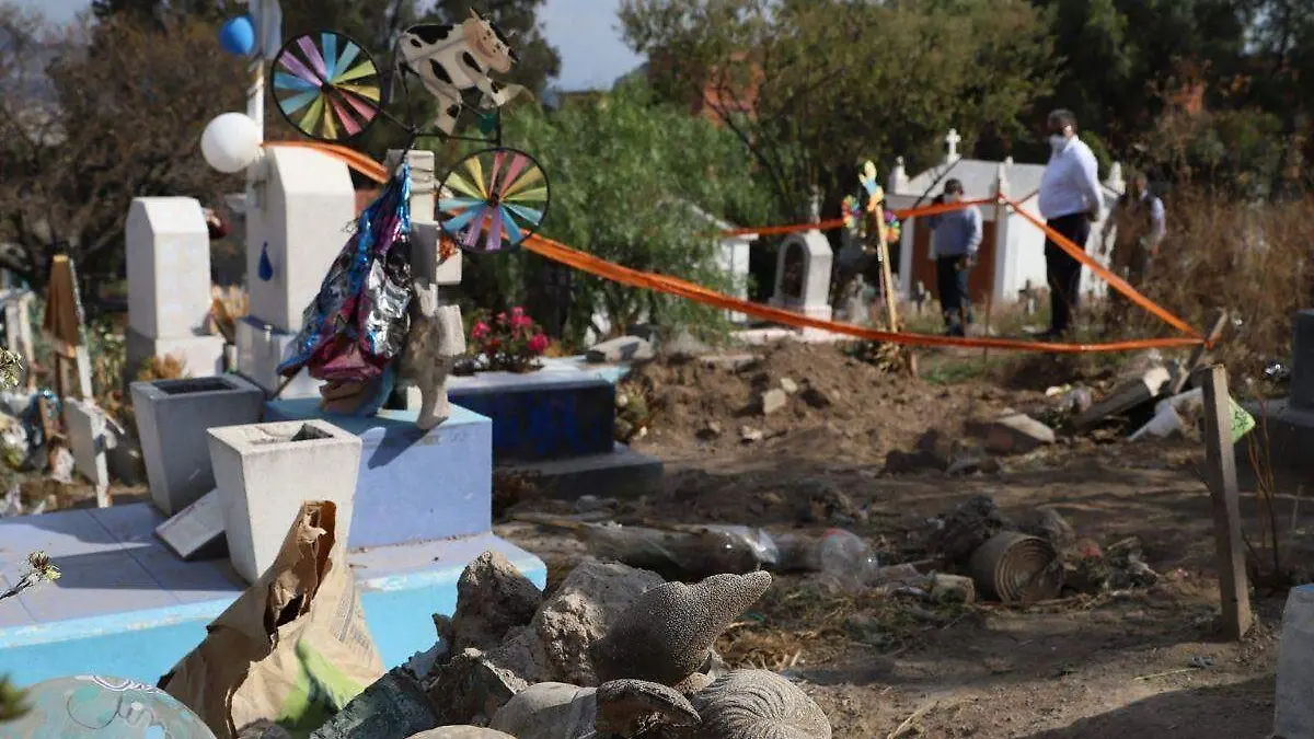 Detienen a cinco personas que exhumaban restos en panteón Sanctorum