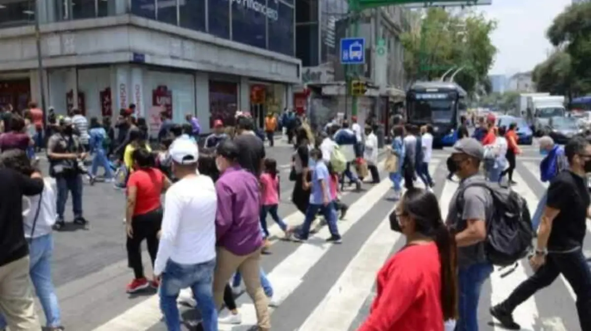 personas caminando Eje Central CDMXC