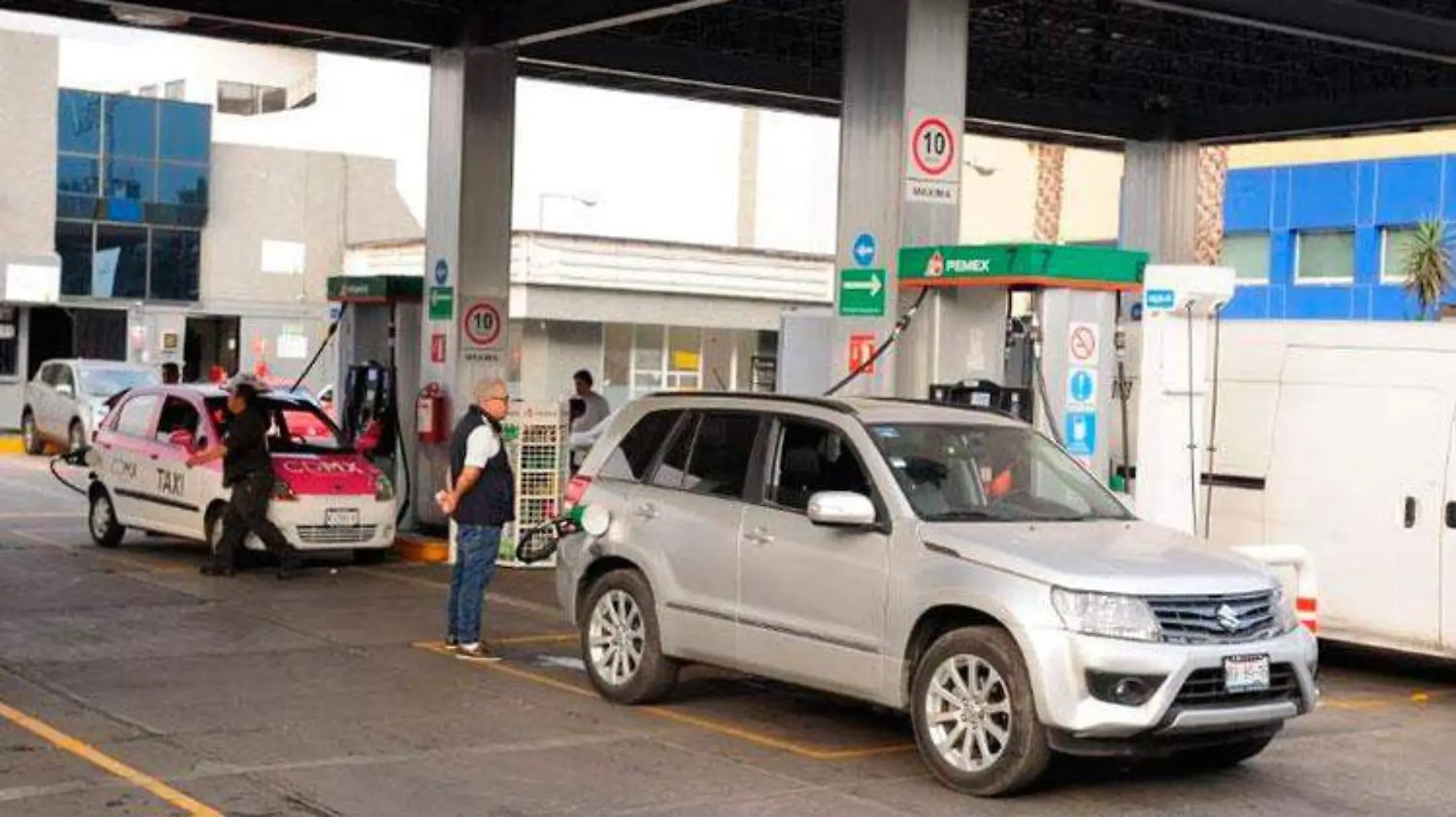 gasolinera_autos_desabasto