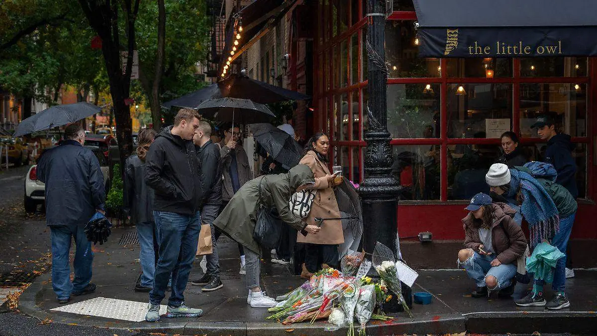 Adios, Chandler fans de Friends despiden a Matthew Perry en locación de la serie (1)