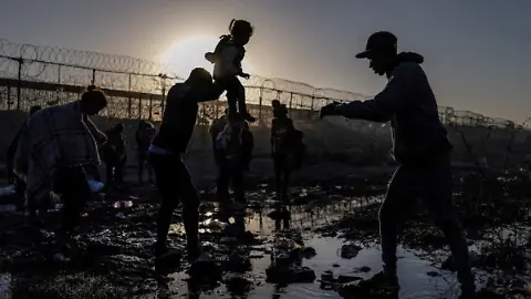 Sin identificar cerca de 17 mil cuerpos de migrantes fallecidos - El Sol de  México | Noticias, Deportes, Gossip, Columnas