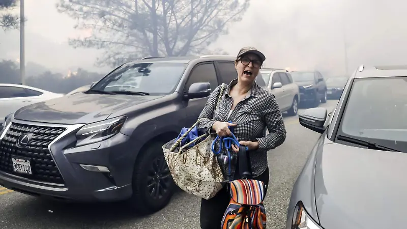 Personas evacuadas tras el incendio que azota Los Ángeles. 