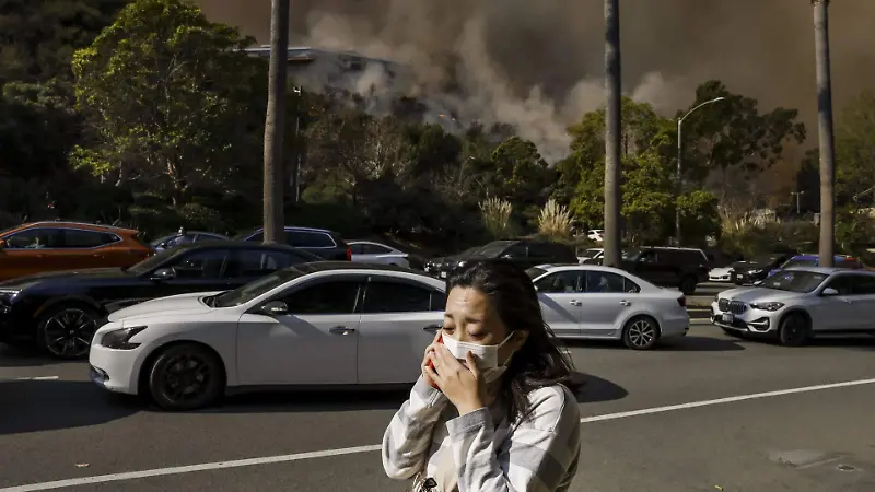 Personas evacuadas tras el incendio que azota Los Ángeles. 