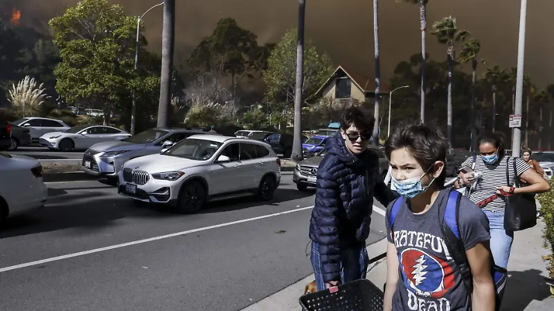 Personas evacuadas tras el incendio que azota Los Ángeles. 