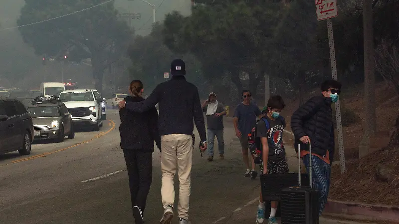 Personas evacuadas tras el incendio que azota Los Ángeles. 