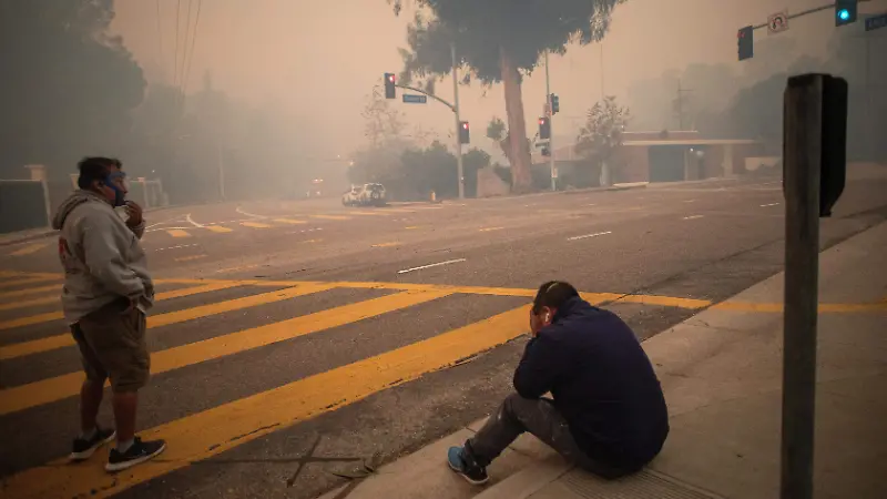 Personas evacuadas tras el incendio que azota Los Ángeles. 