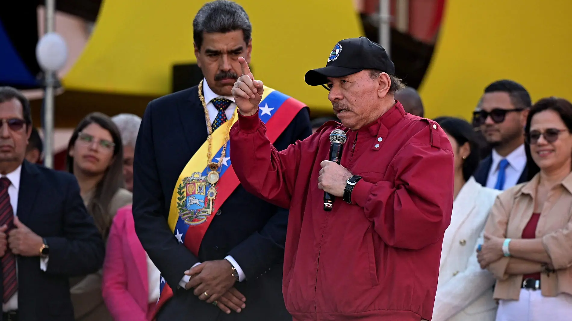 2025-01-10T205701Z_1245007438_RC287CAN3G84_RTRMADP_3_VENEZUELA-POLITICS