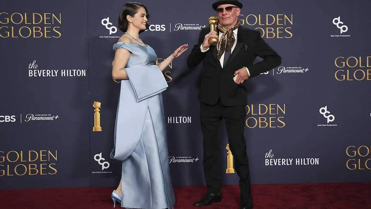 Selena-Gomez_vestido-globos-oro