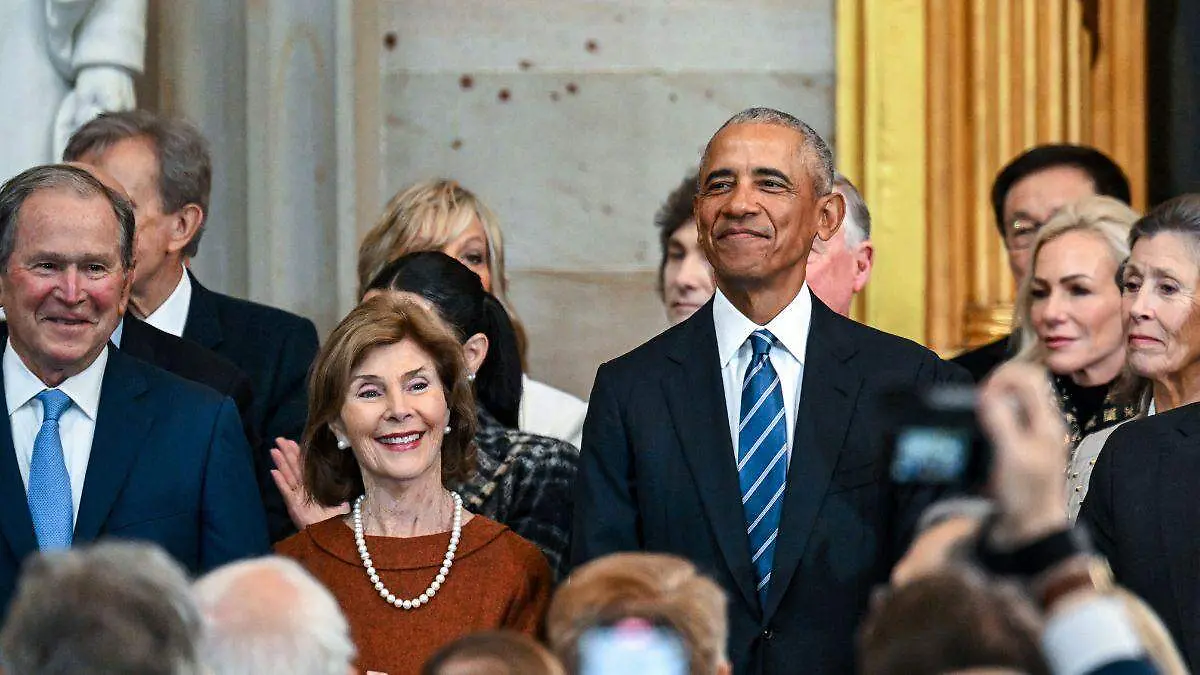 El expresidente George W. Bush, la exprimera dama Laura Bush y el expresidente Barack Obama