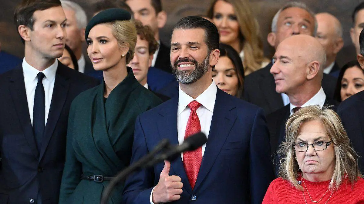 Donald Trump Jr. (C) levanta el pulgar durante la ceremonia de inauguración ante Donald Trump
