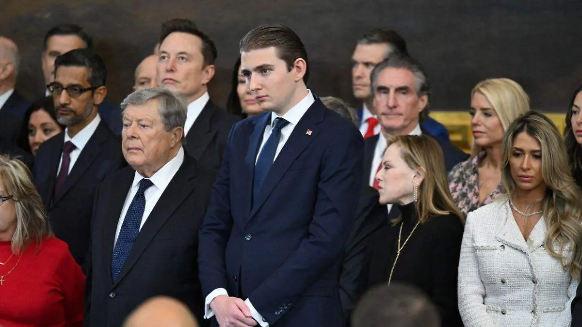 Barron Trump (C) asiste a la ceremonia de toma de posesión antes que Donald Trump