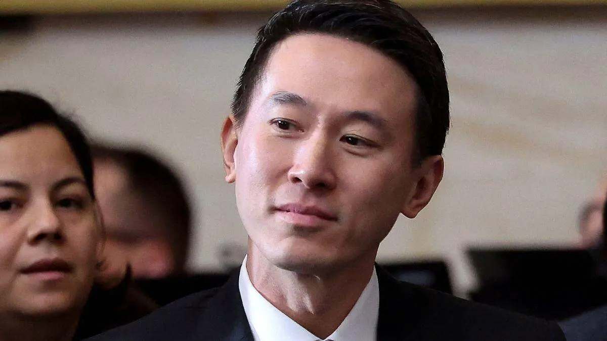 Shou Zi Chew, CEO de Tik Tok observa antes de la toma de posesión presidencial de Donald Trump