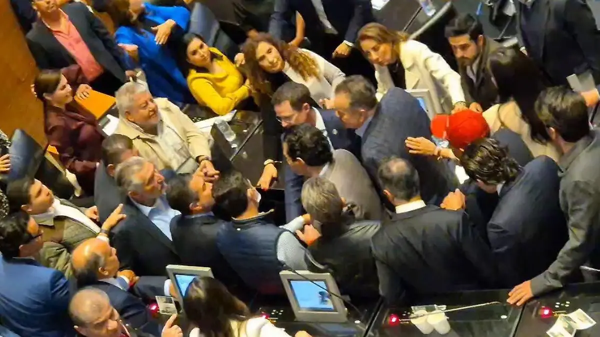 Adán Augusto y Mario Humberto Vázquez  terminan a punto de los golpes