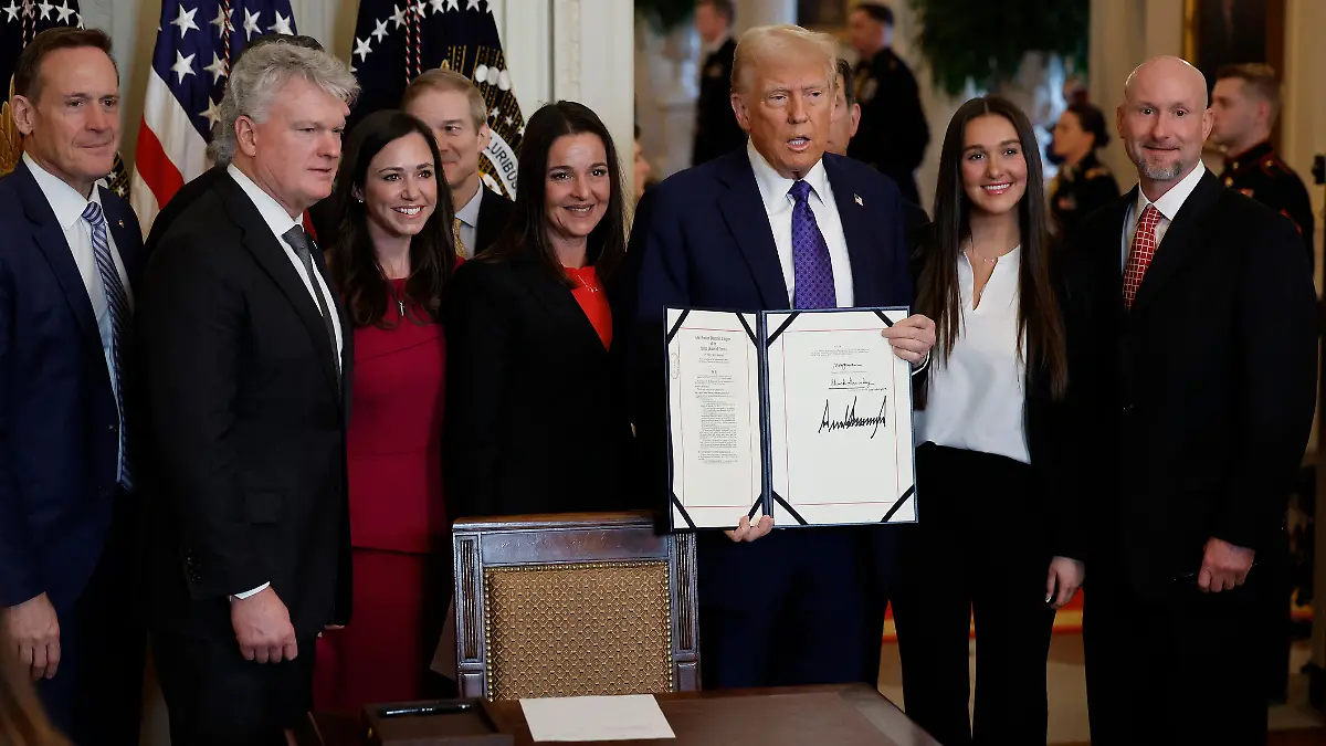 Donald Trump firma ley Laken Riley