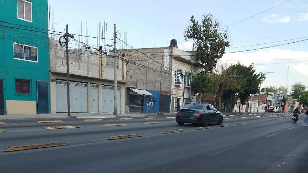 autos invaden carril del metrobus