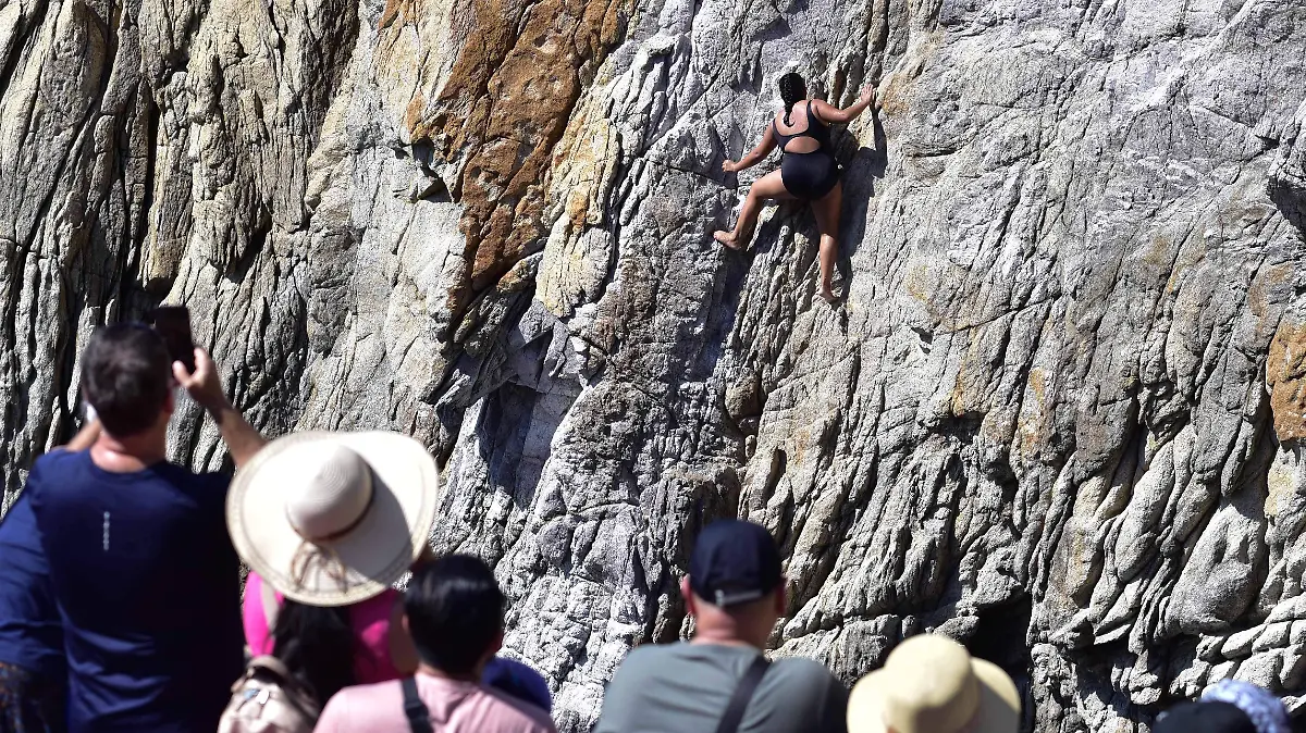 Lilia Torres, niña clavadista de 13 años subiendo para su clavado