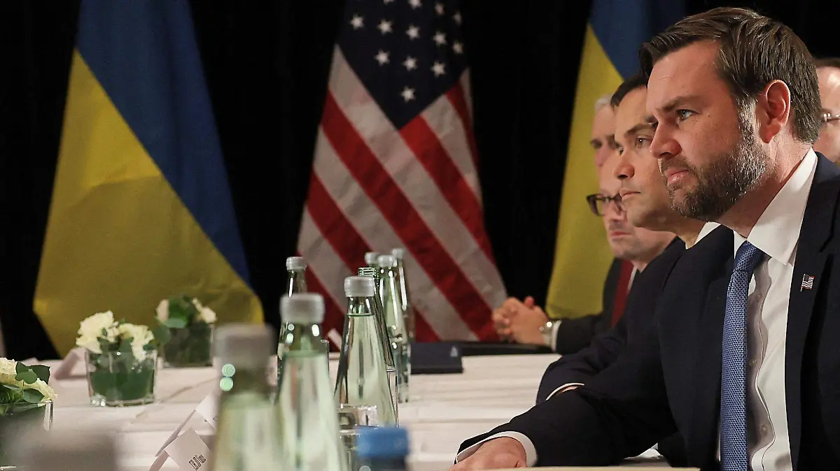 2025-02-14T173926Z_2046211069_RC2HUCAHL7QC_RTRMADP_3_SECURITY-MUNICH-VANCE-ZELENSKIY.JPG
