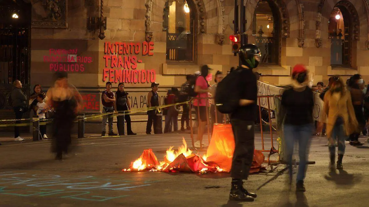 Golpean a vendedora trans en Bellas Artes