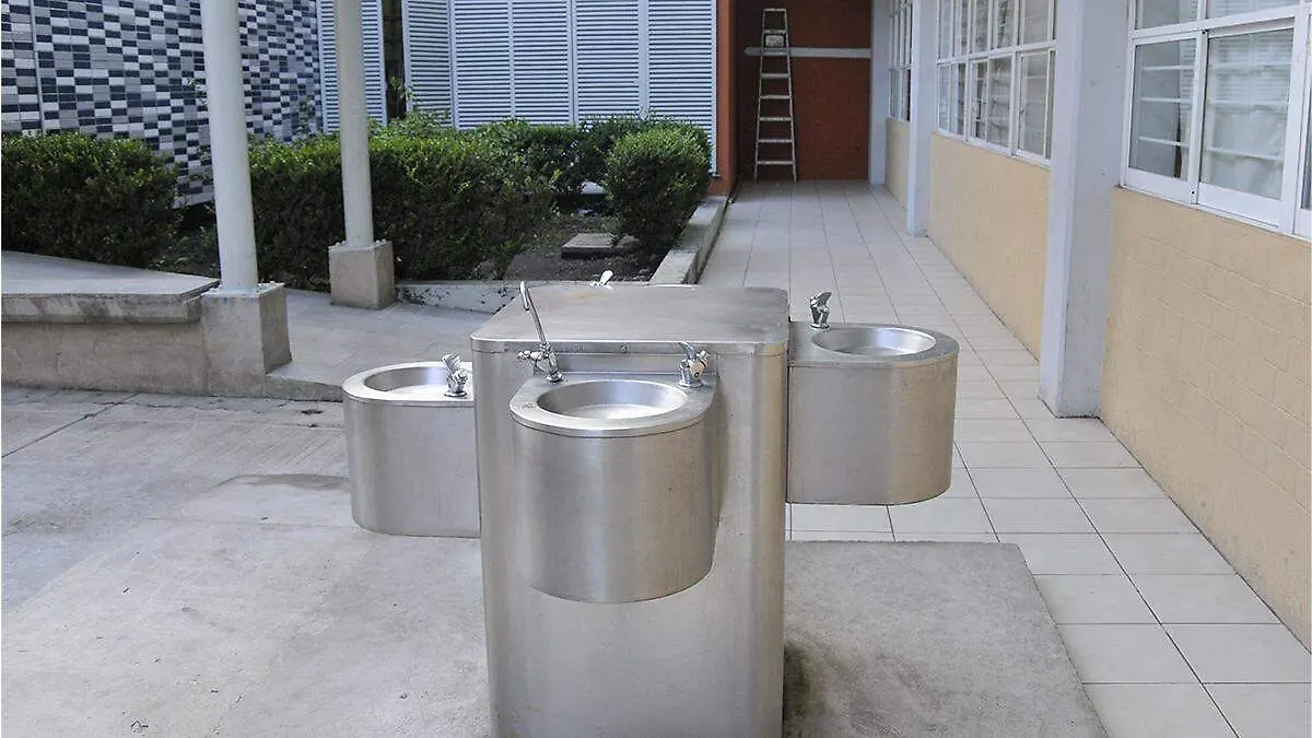 Bebedero de agua colocado en el patio de la escuela Agustín Rivera en la CdMx