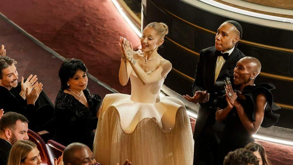 Ariana Grande portó dos vestidos en la gala