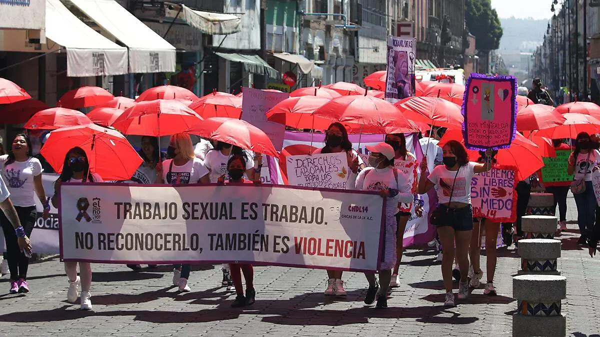 La entrada del Hotel México lució llena de sexoservidoras con sombrillas rojas, símbolo de la lucha por el trabajo sexual
