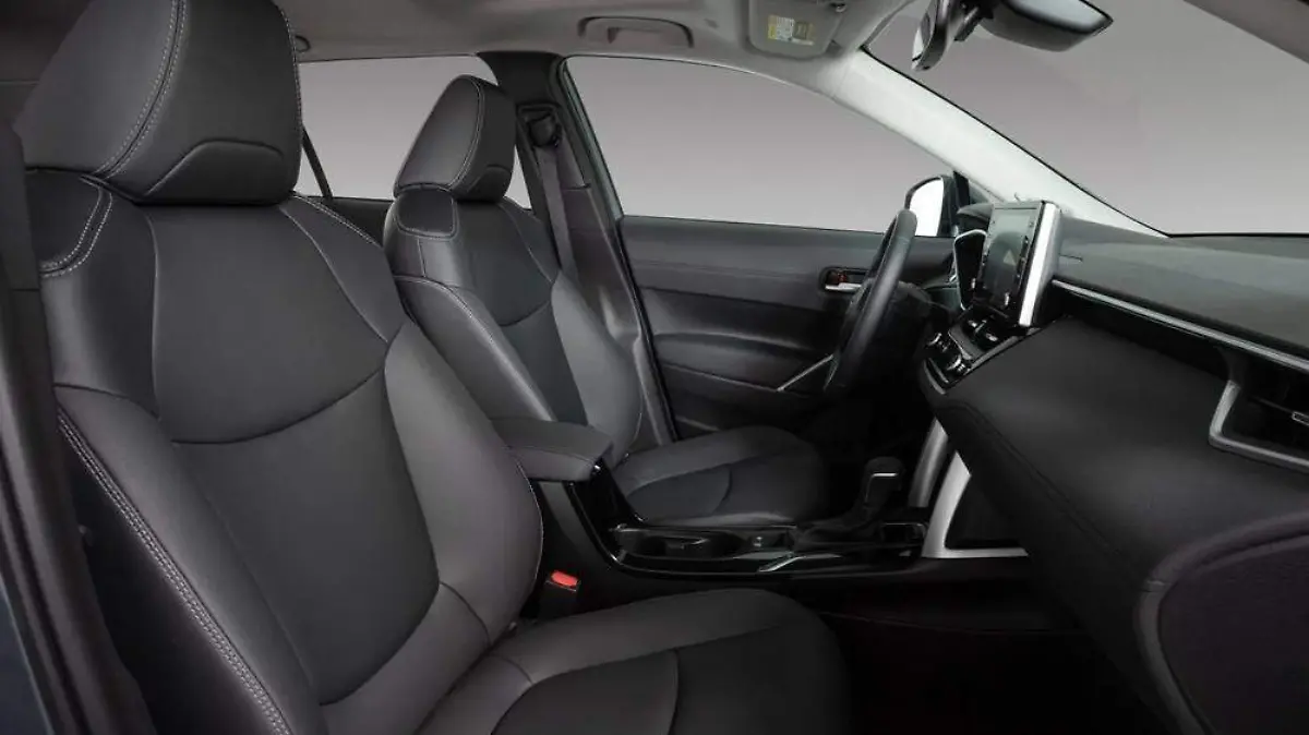 Los asientos están forrados en piel sintética con calefacción para el conductor.