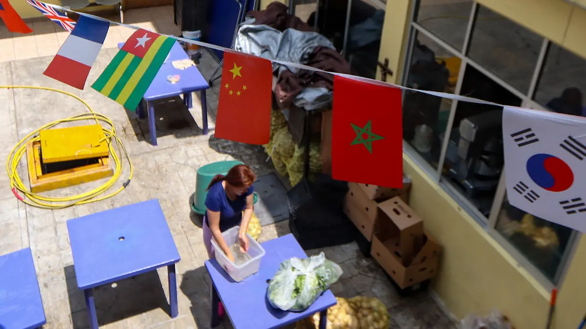 Migrantes rescatan comida de la CEDA