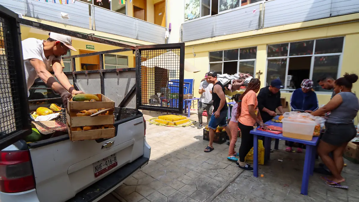 Migrantes rescatan comida de la CEDA