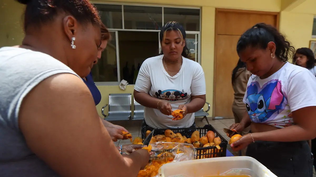 Migrantes rescatan comida de la CEDA