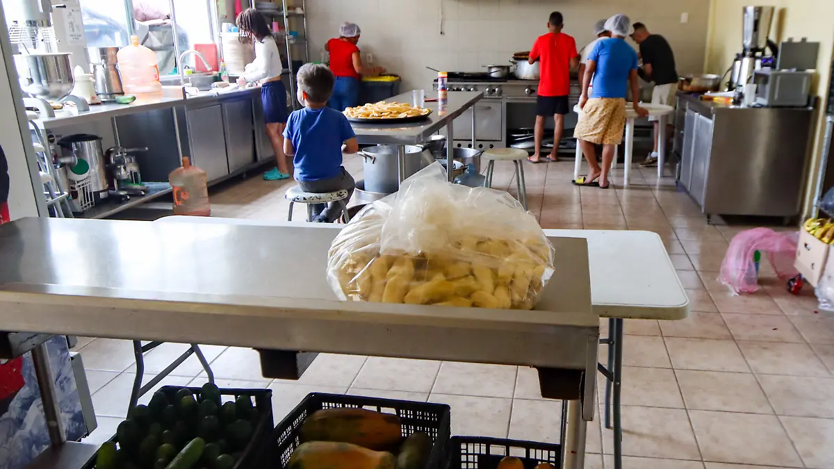 Migrantes rescatan comida de la CEDA