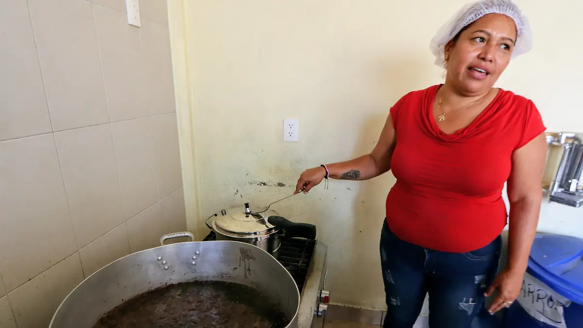 Migrantes rescatan comida de la CEDA