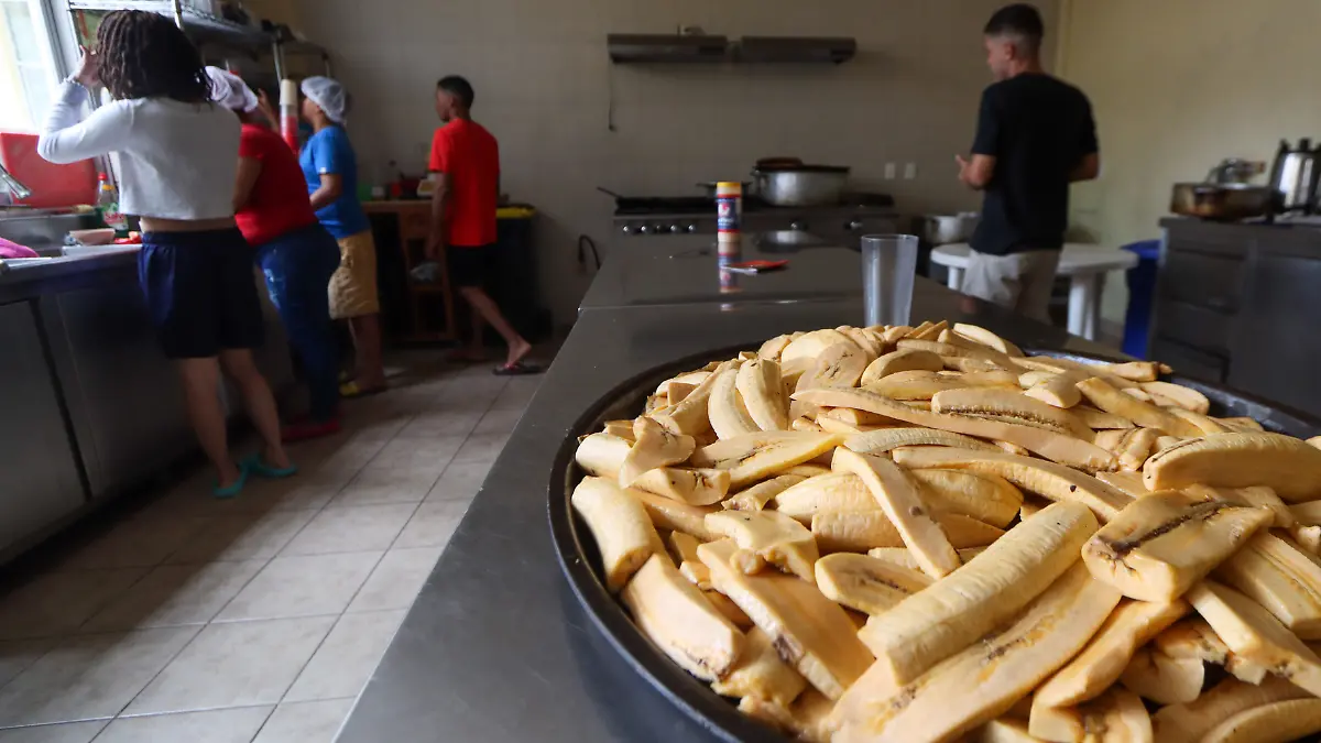 Migrantes rescatan comida de la CEDA