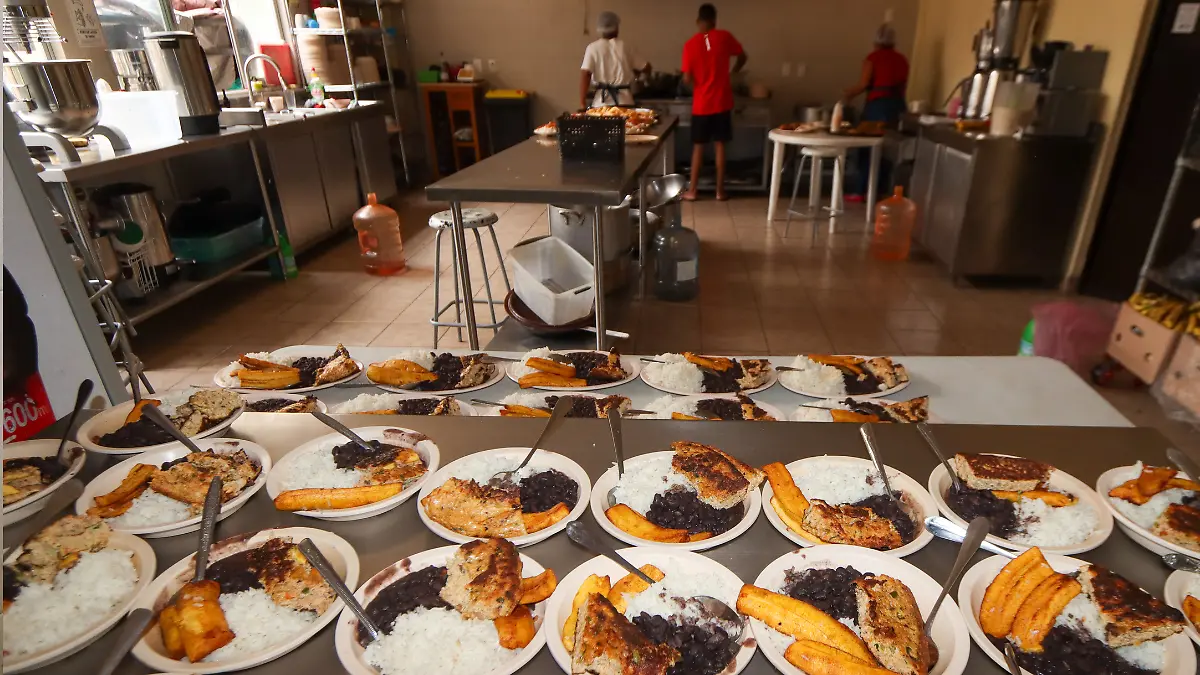 Migrantes rescatan comida de la CEDA