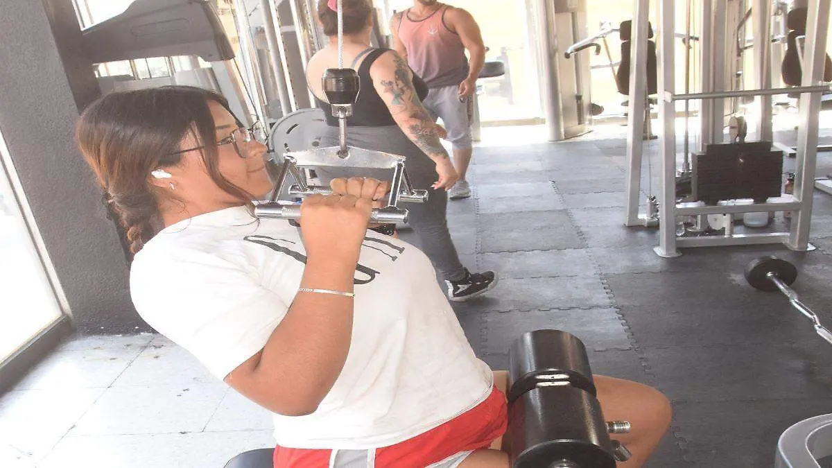 jóvenes en el gimnasio_rutina de ejercicio_1