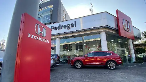Sheinbaum descarta salida de automotrices del país