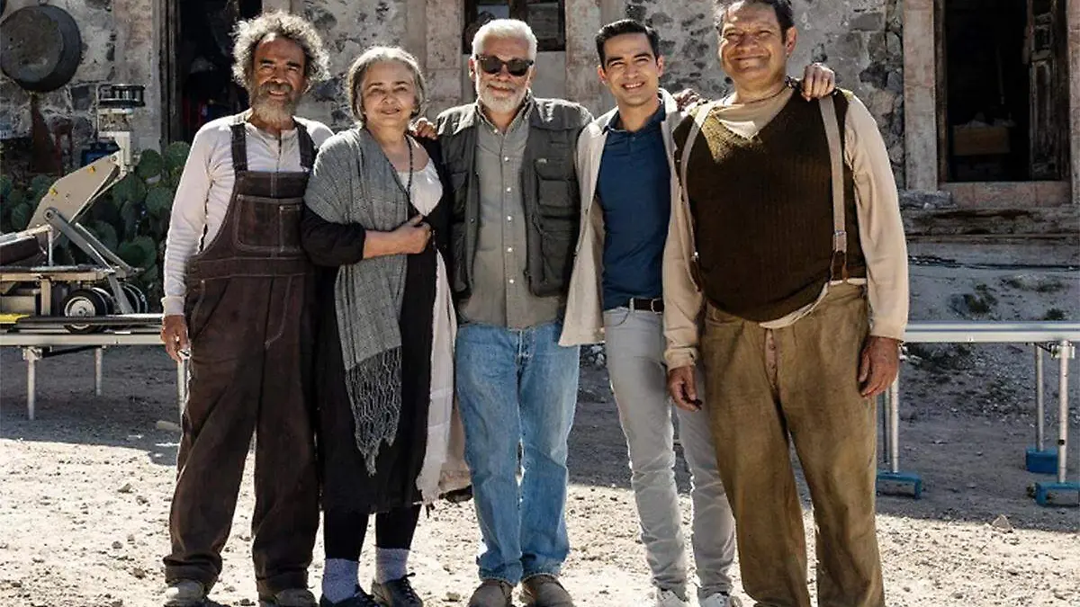 Luis estrada con elenco de Viva México