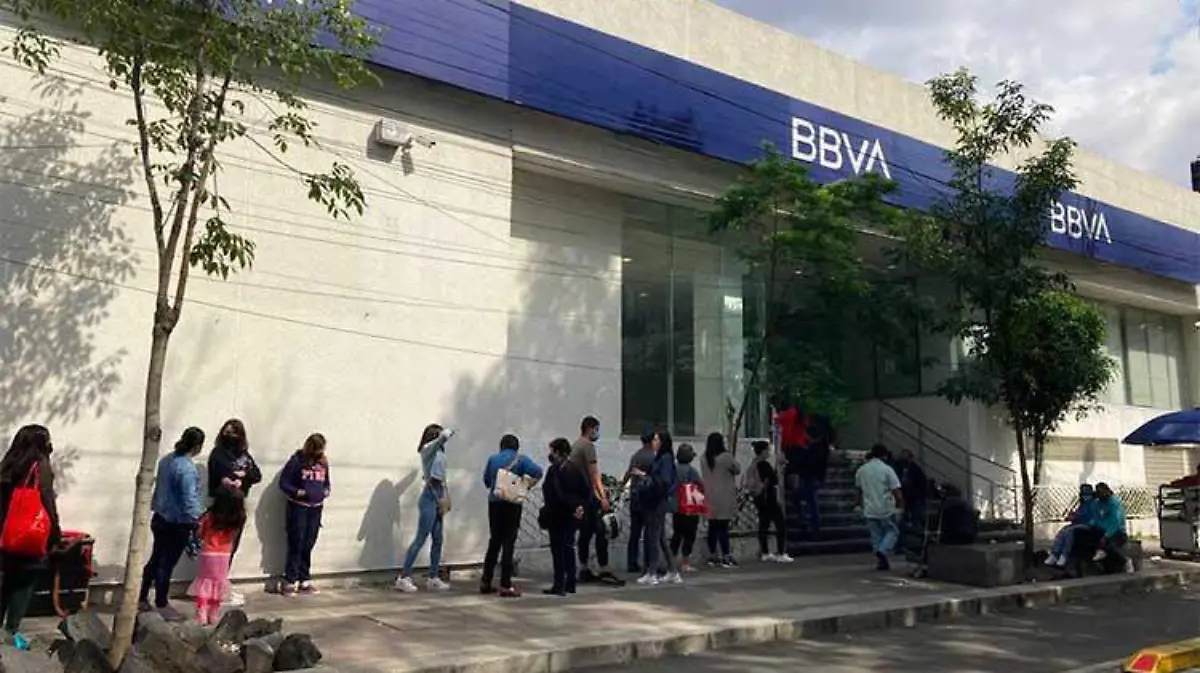 Filas en los cajeros de BBVA en CDMX