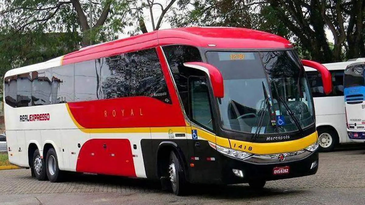 El autobús pertenece a la empresa Real Expresso